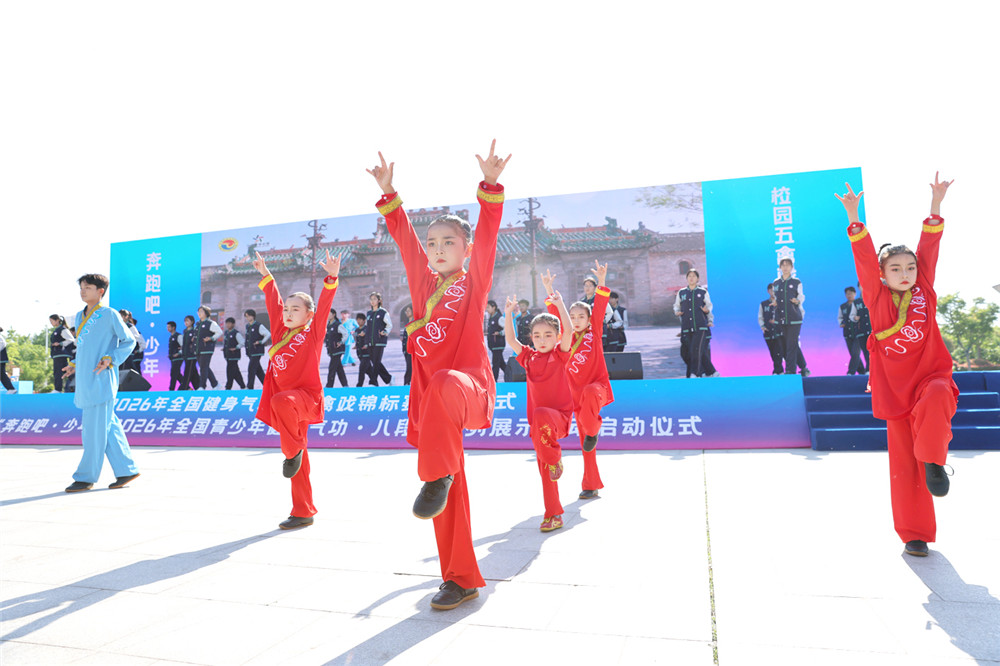 从5岁到65岁 同台竞技五禽戏
