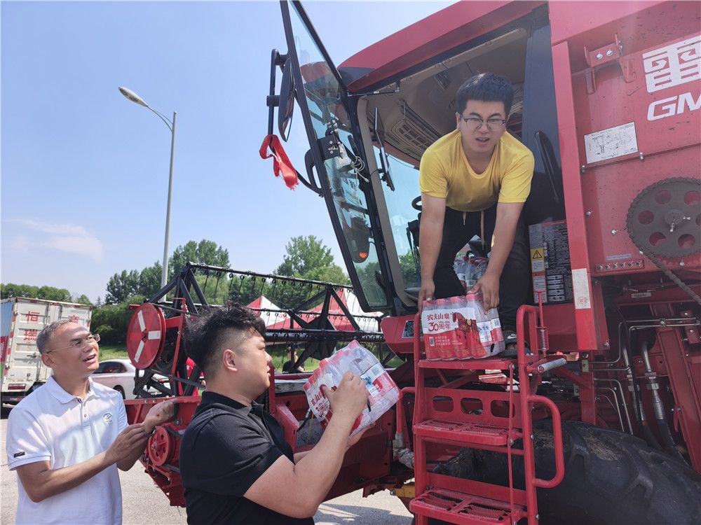 千件矿泉水送一线  蒙城志愿者助午收