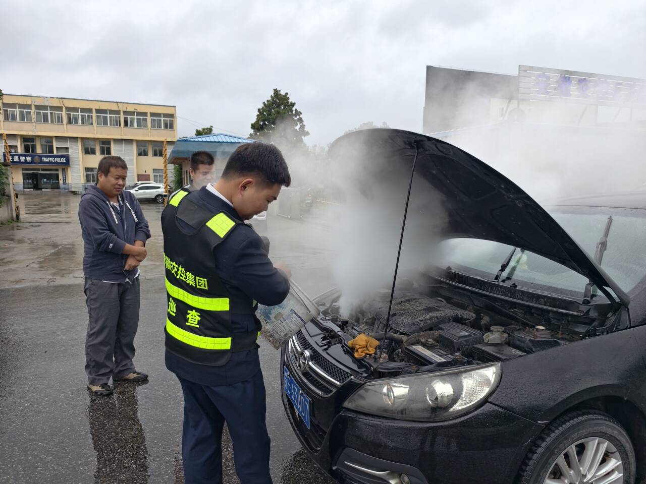 雨中“皖美”救援 高速收费站暖心守护故障车辆