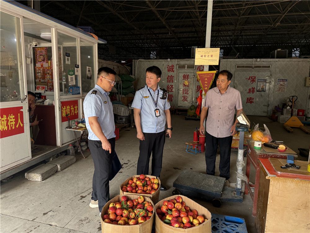 市场监管部门现场抽检热销水果  精准护航夏日“果篮子”安全