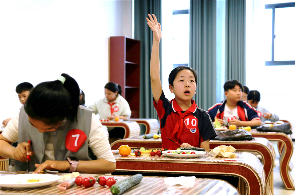 中小学生比拼劳动技能